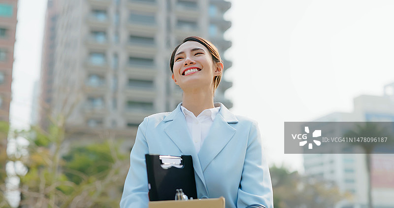 快乐的女人辞职图片素材