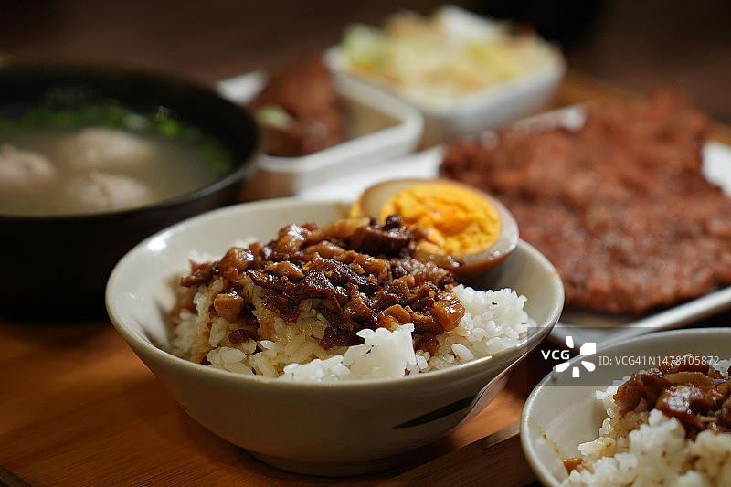 传统中国台湾美食：卤肉饭图片素材