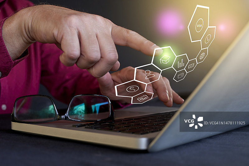 使用虚拟界面的老年男人图片素材