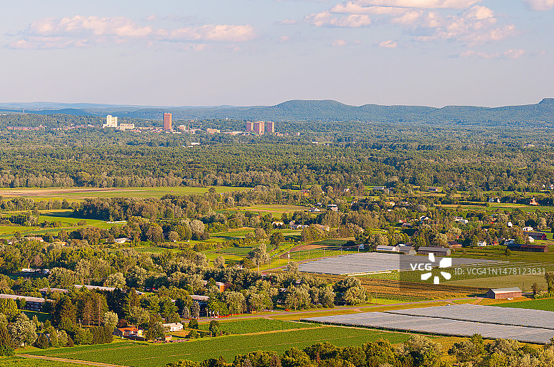 从糖 loaf 山观看马萨诸塞州新英格兰的桑德兰、南迪尔菲尔德和阿默斯特图片素材