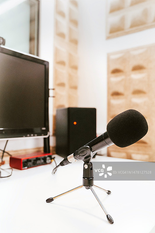 隔音室内专业麦克风竖版照片图片素材