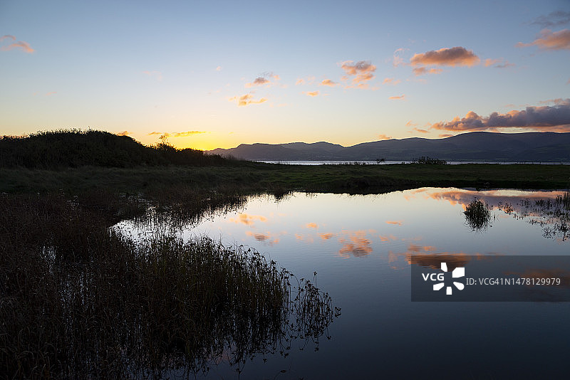 北威尔士梅奈海峡彭蒙附近的黎明图片素材