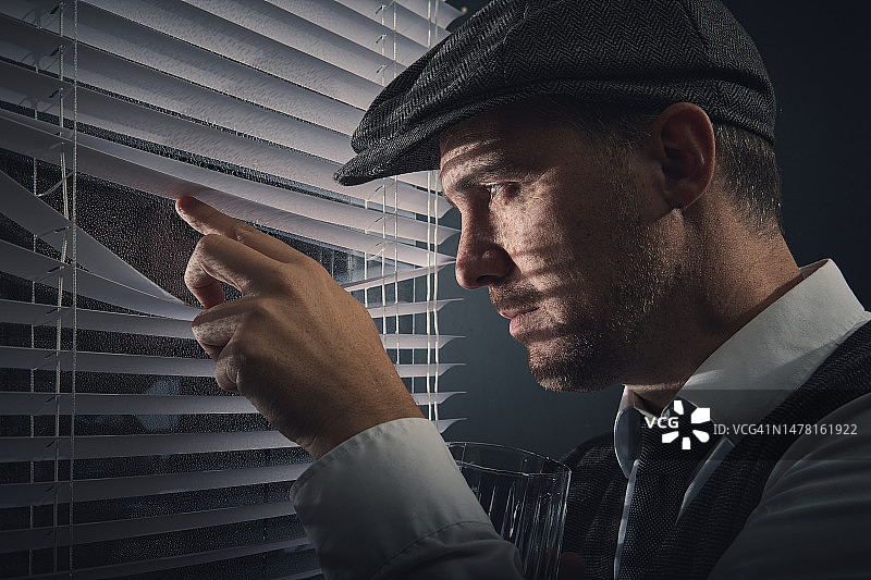 戴帽子的男人看着窗外图片素材