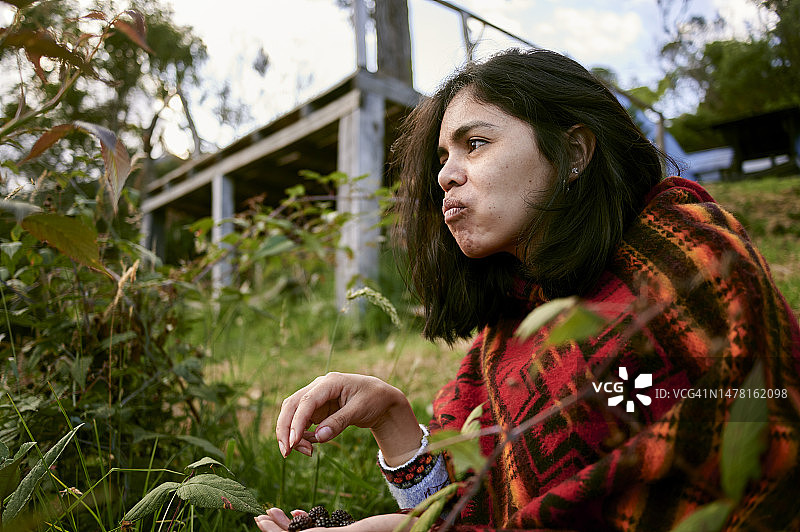 在森林里吃野生覆盆子的女人图片素材