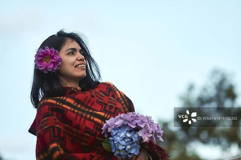 手持鲜花的拉丁裔女子肖像图片素材