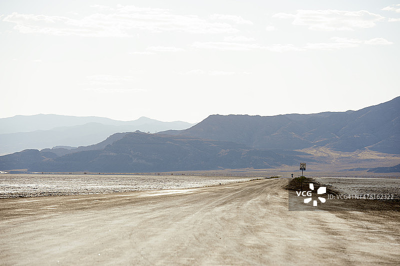 犹他州博纳维尔盐滩的泥路图片素材