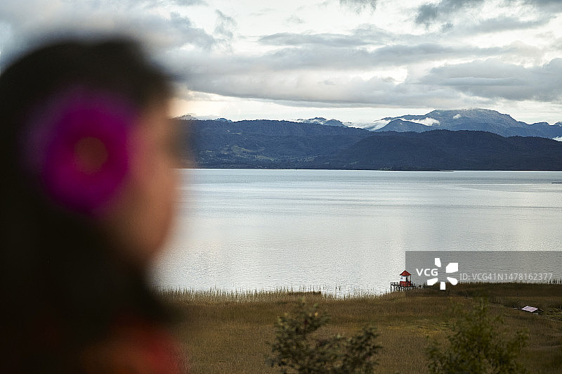 拉科查泻湖风光：前景是失焦的女人，哥伦比亚帕斯托图片素材