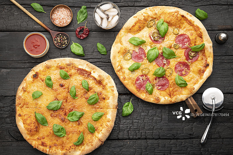 餐桌上准备食用的美味披萨图片素材