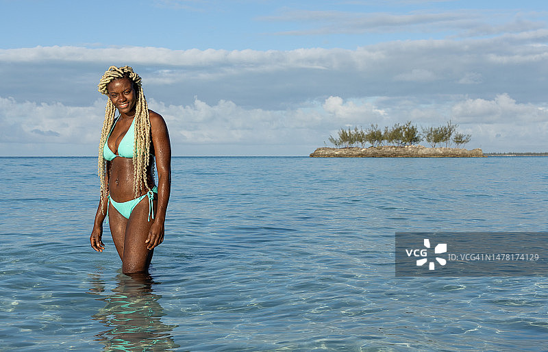 水中接发的巴哈马妇女图片素材