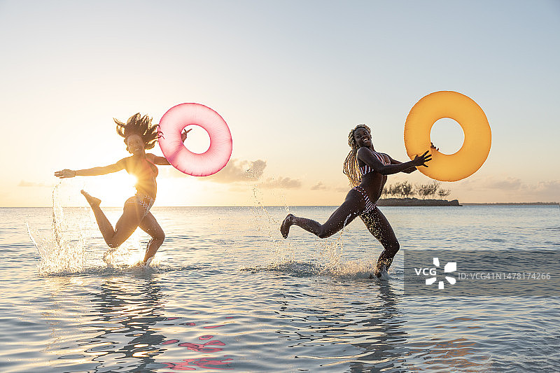 两位巴哈马妇女玩游泳圈图片素材