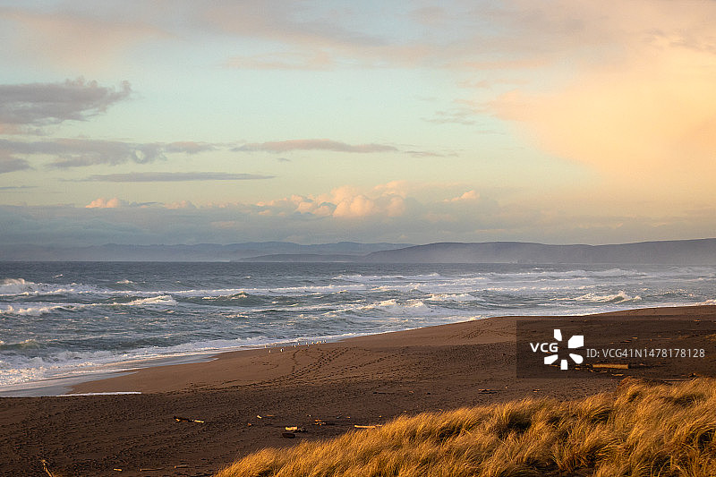 美国加利福尼亚州雷耶斯角日落时分天空下的海滩风光图片素材