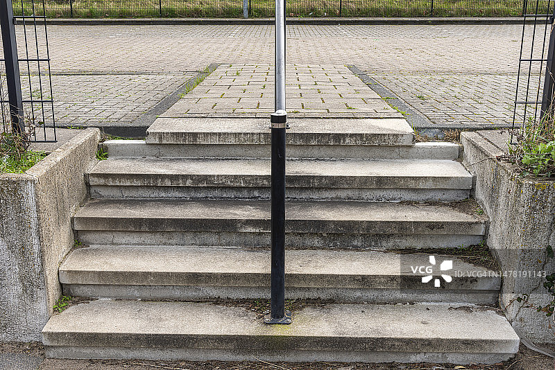 通往停车场的混凝土楼梯正面图片素材