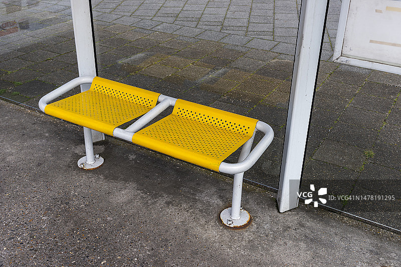 带黄色座椅的公交候车亭金属长椅图片素材