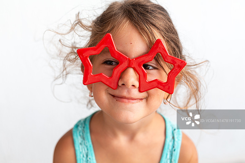 戴着搞怪眼镜的儿童图片素材