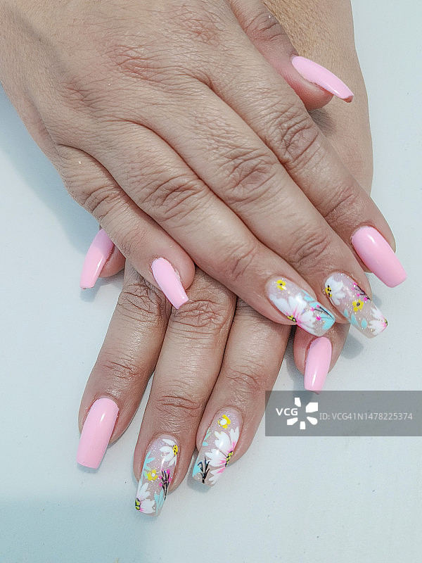 粉色花纹的长指甲图片素材