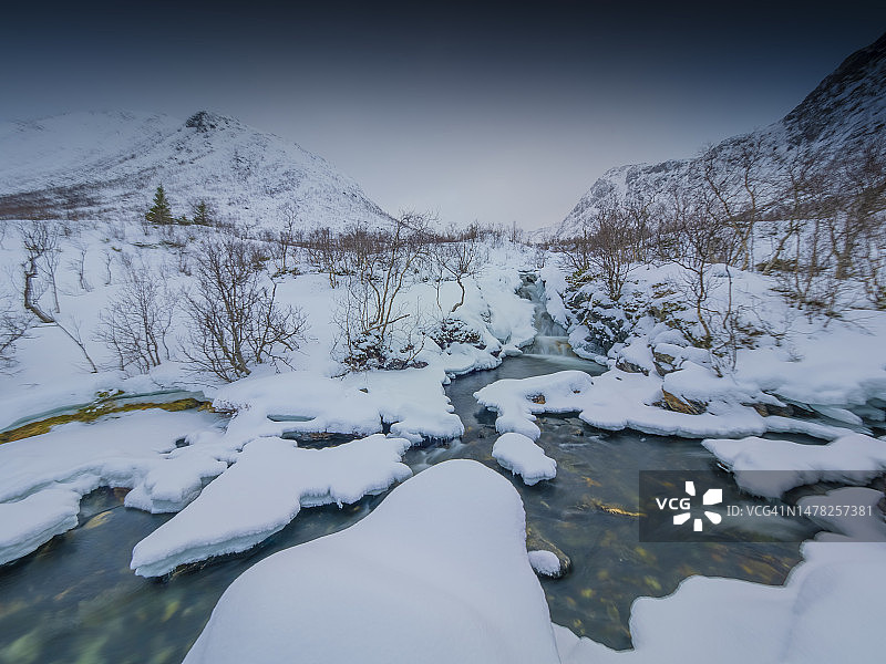 挪威北极地区Kvaloya岛Nordfjordbotn的冬季景色图片素材