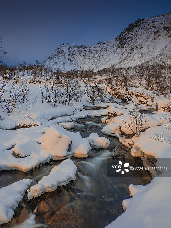挪威北极地区Kvaloya岛Nordfjordbotn的冬季景色图片素材