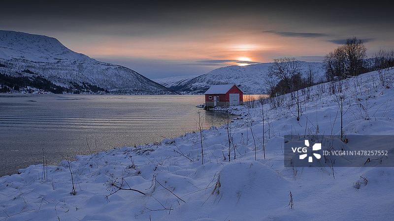 挪威北极地区Kvaloya岛Nordfjordbotn的冬季景色图片素材