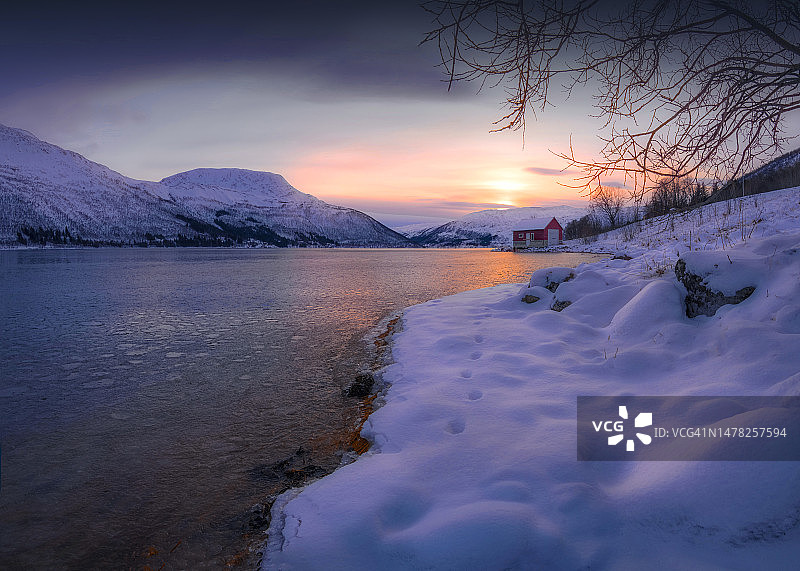 挪威北极地区Kvaloya岛Nordfjordbotn的冬季景色图片素材