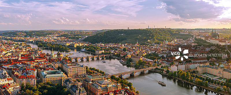 捷克共和国日落时分的布拉格城市与伏尔塔瓦河航拍图片素材