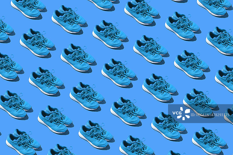 蓝色背景上的旧蓝色运动鞋图案图片素材