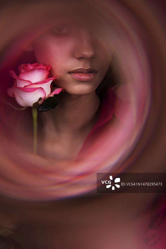 美丽的年轻女子的肖像图片素材