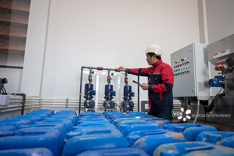 技术员控制化学灌装机图片素材
