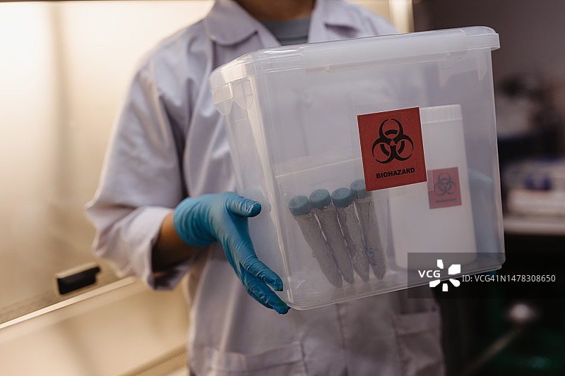 科学家在实验室研究和分析有害污染物图片素材