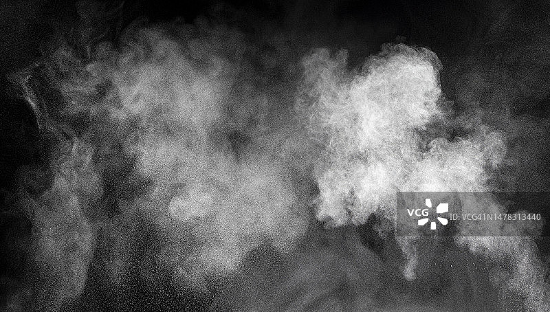 黑色背景上由灰尘和烟雾爆炸产生的冲击波图片素材