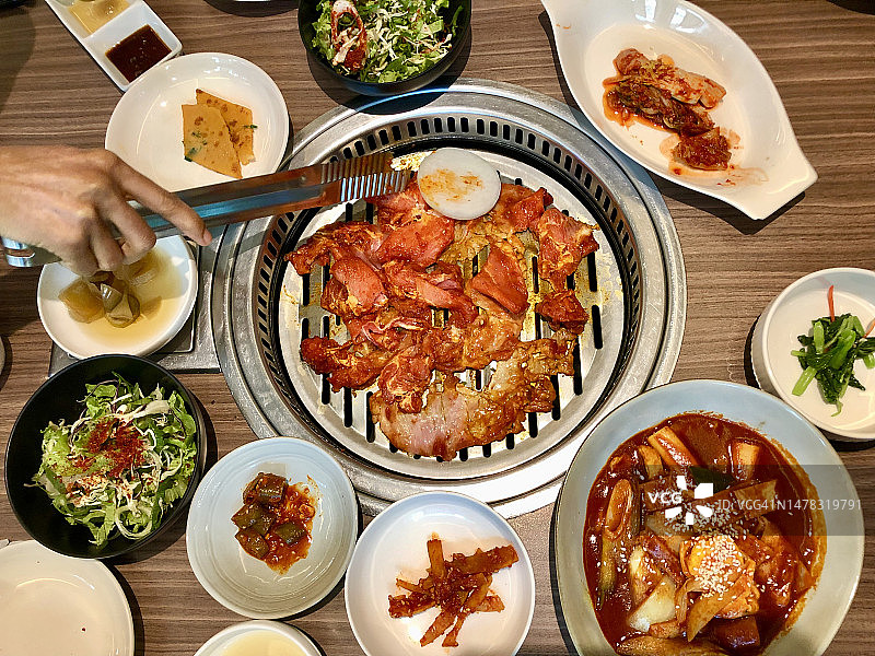 和朋友们一起享用烧烤午餐图片素材