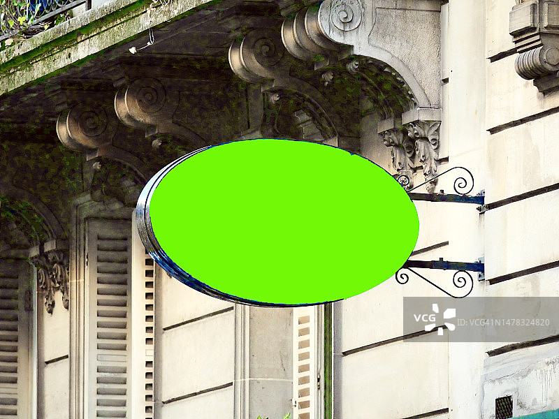 法国巴黎奥斯曼建筑立面上绿色背景的复古风格商店招牌图片素材