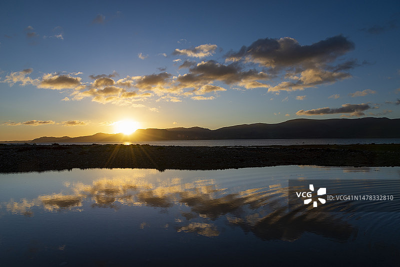 北威尔士安格尔西梅奈海峡博马里斯附近的日出图片素材