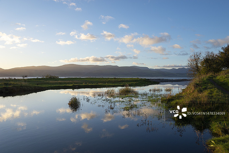 梅奈海峡博马里斯附近的黎明，英国北威尔士安格尔西图片素材
