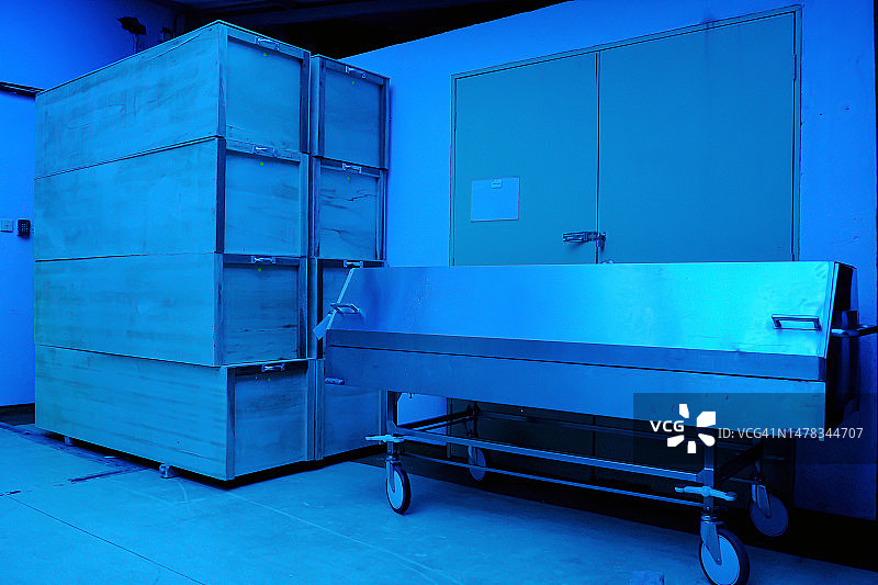 堆叠的棺材和太平间手推车图片素材