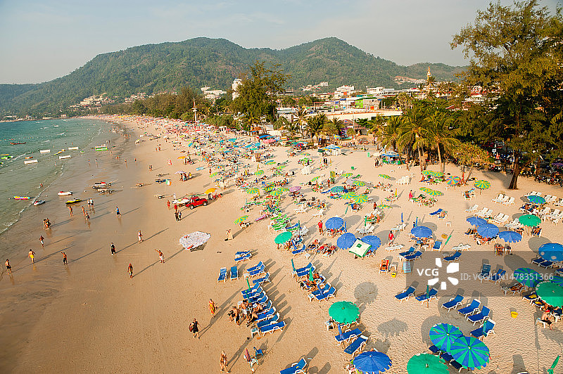 从鸟瞰角度看泰国普吉岛芭东海滩的椅子和遮阳伞图片素材