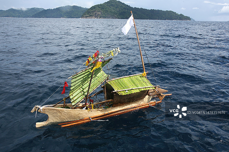 泰国莫肯族海上吉普赛人祭拜祖先的仪式船图片素材
