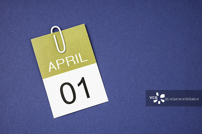 4月1日的日历页，带回形针图片素材