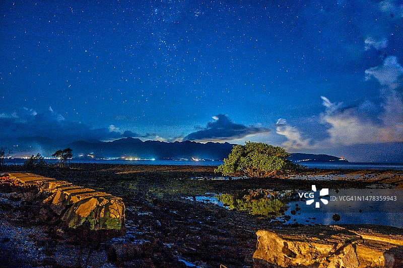 吉利特拉旺岸海滩的迷人夜景图片素材