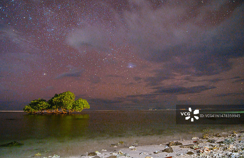 吉利特拉旺岸海滩的迷人夜景图片素材