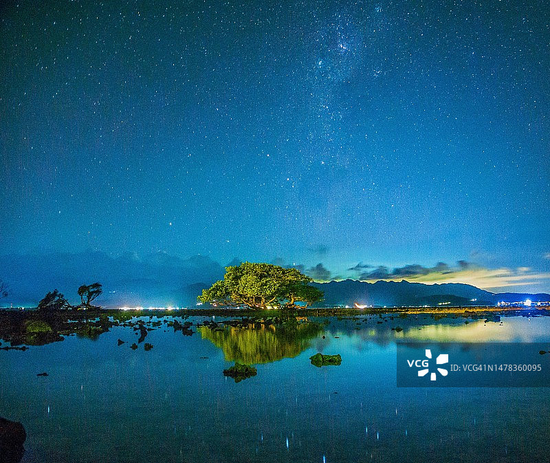 吉利特拉旺岸海滩的迷人夜景图片素材