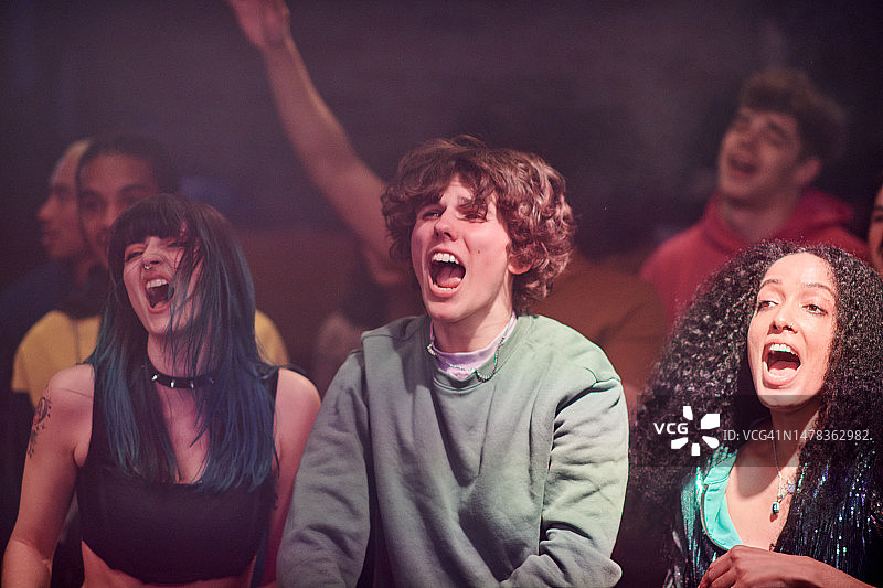 在音乐场所享受夜晚的人群图片素材