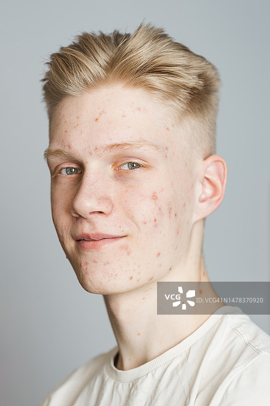 金发碧眼的青少年男孩的肖像图片素材