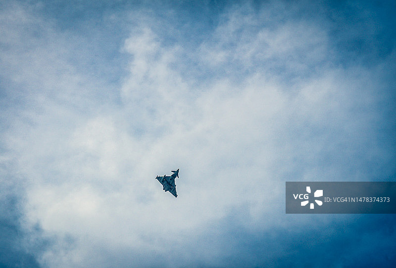 低空飞行的飞机图片素材