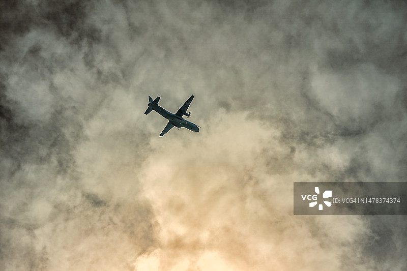 低空飞行的飞机图片素材