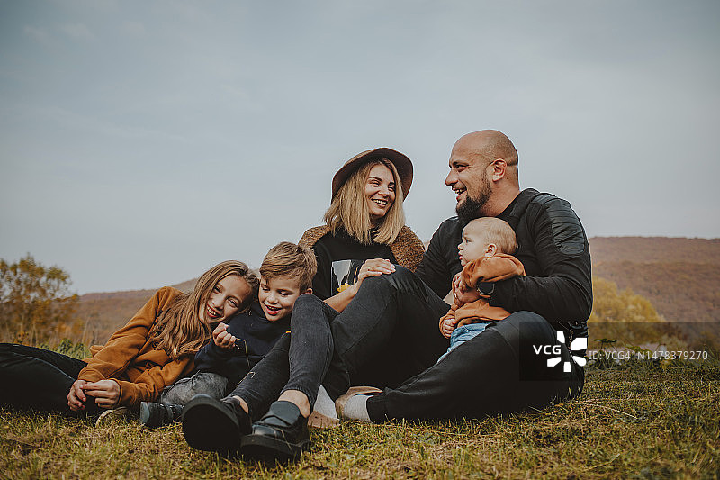 幸福家庭在公园里一起玩耍图片素材