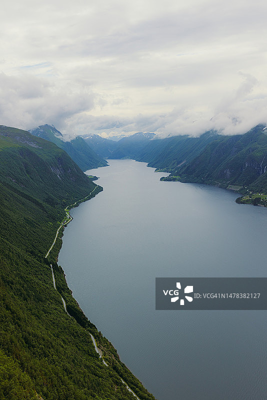 挪威峡湾壮丽公路鸟瞰图图片素材