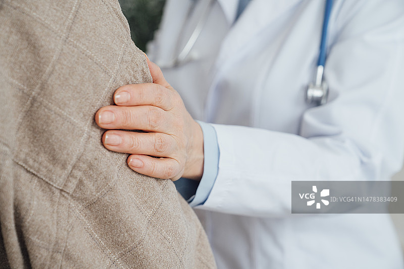 医生在诊所安慰病人图片素材