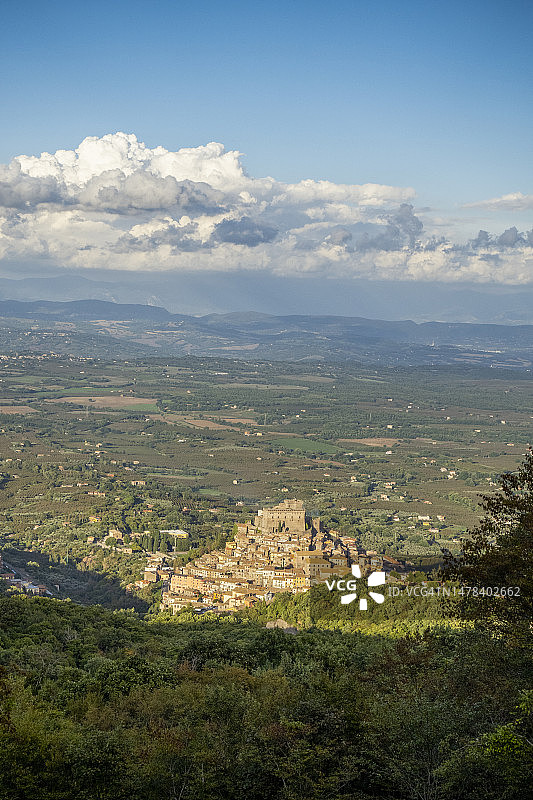 阳光明媚的奇米诺索里亚诺奥尔西尼城堡图片素材