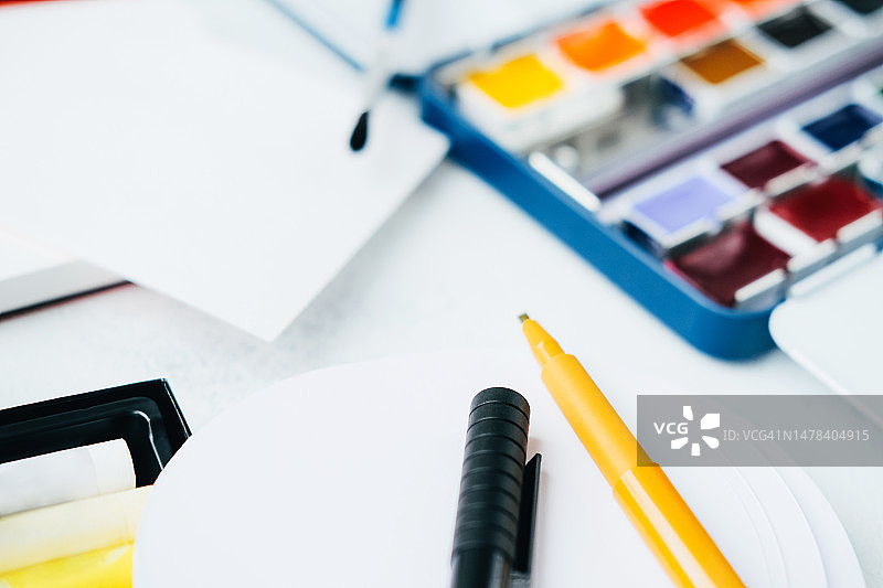 马克笔、彩色蜡笔、模糊纸张、画笔和水彩颜料套装图片素材