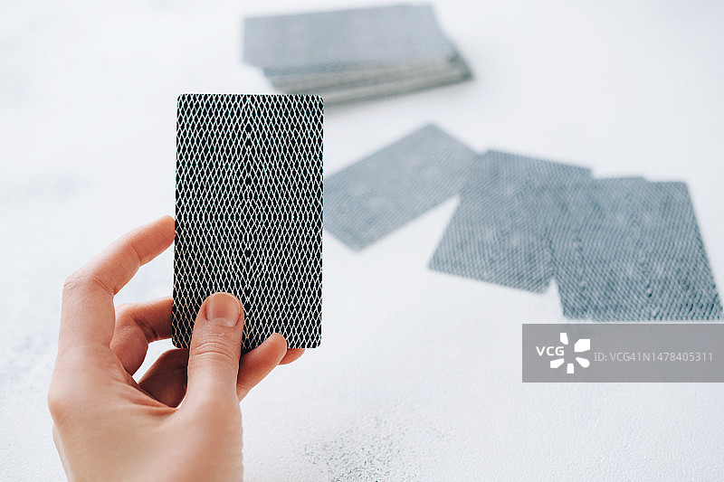 女人手持塔罗牌图片素材